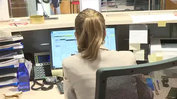 Una mujer en su puesto de trabajo