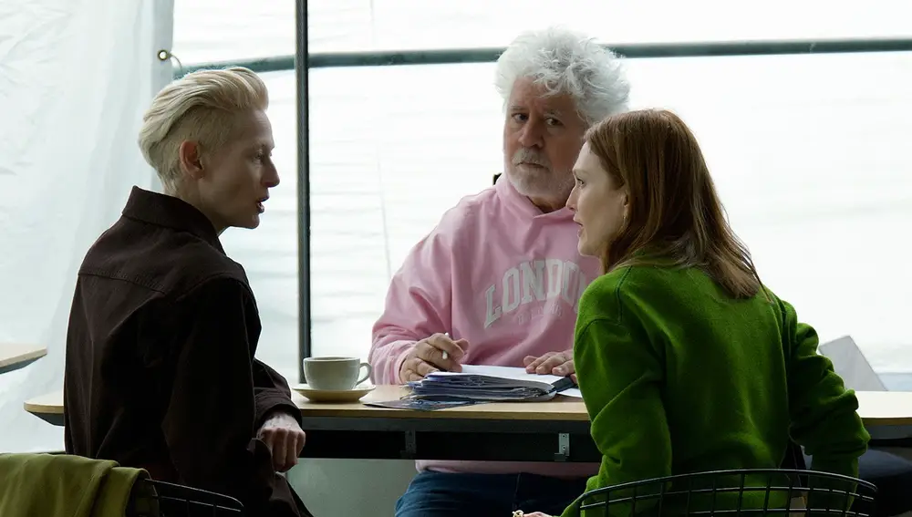 Almodóvar con Julianne Moore y Tilda Swinton Almodóvar con Julianne Moore y Tilda Swinton