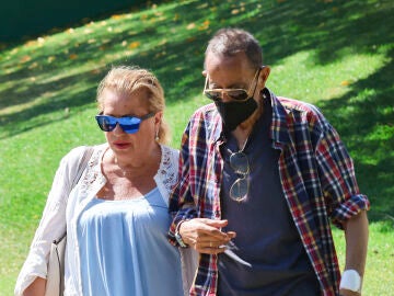 Mayte Zaldívar y Julián Muñoz saliendo de la clínica