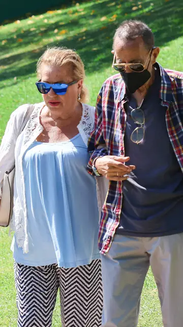 Mayte Zaldívar y Julián Muñoz saliendo de la clínica Mayte Zaldívar y Julián Muñoz saliendo de la clínica