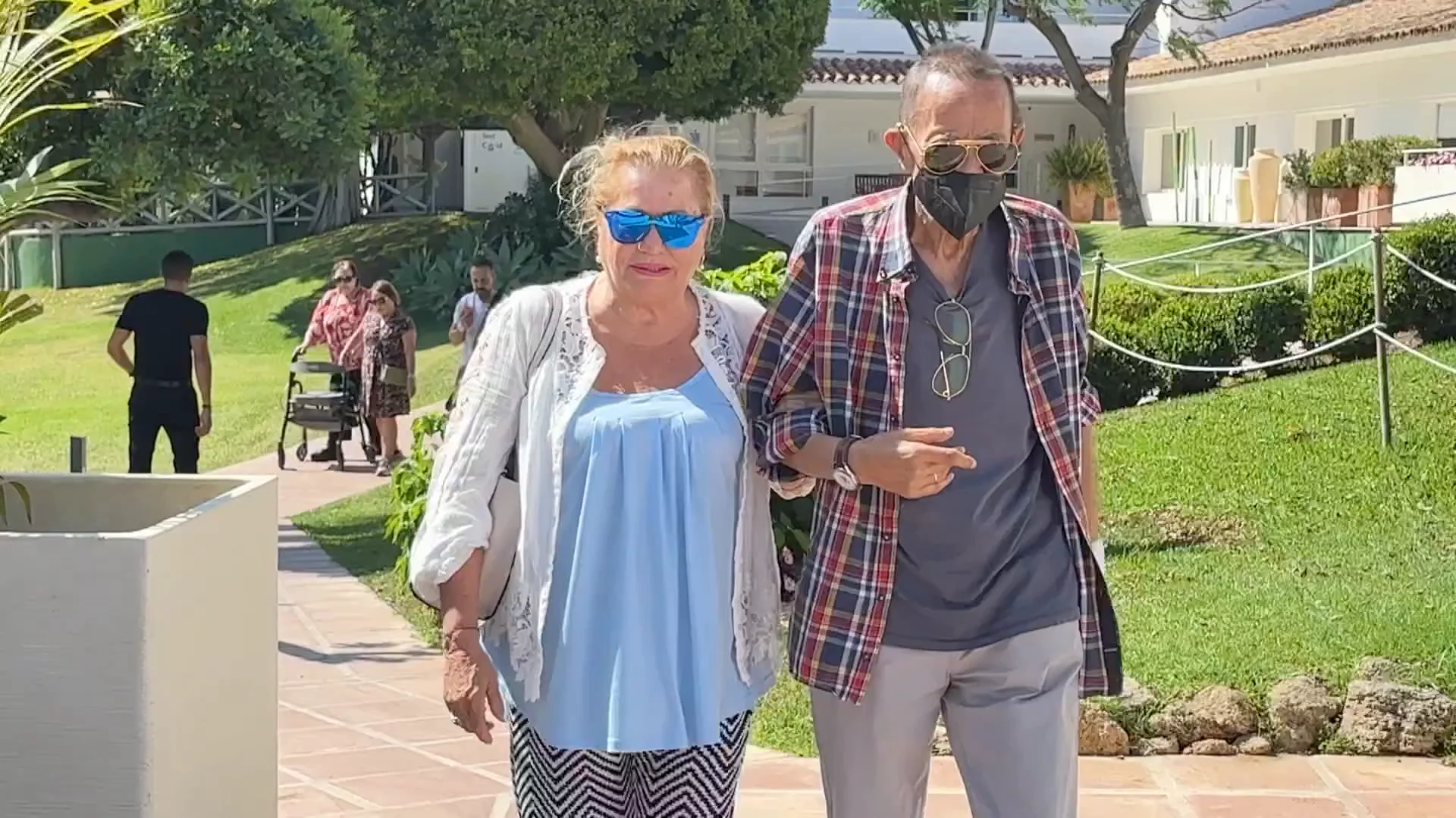 Juli&aacute;n Mu&ntilde;oz disfruta de una comida familiar con Fernando y Mayte Zald&iacute;var en su primer plan fuera del hospital
