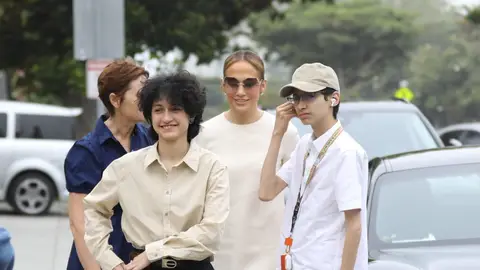 Jennifer Lopez con sus hijos Max y Emme Jennifer Lopez con sus hijos Max y Emme