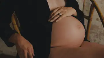 Una mujer embarazada