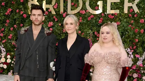 Luke Newton, Nicola Coughlan y Jess Brownell, showrunner de Los Bridgerton Luke Newton, Nicola Coughlan y Jess Brownell, showrunner de Los Bridgerton