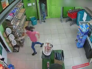 Atracan un supermercado a punta de pistola mientras pasaban unos días de vacaciones en Mazagón