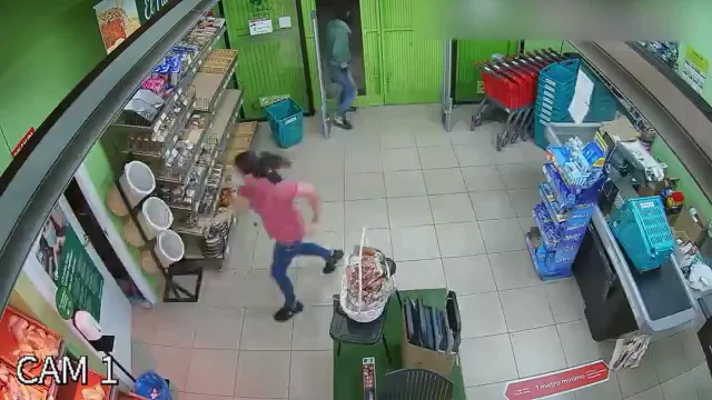 Atracan un supermercado a punta de pistola mientras pasaban unos días de vacaciones en Mazagón Atracan un supermercado a punta de pistola mientras pasaban unos días de vacaciones en Mazagón