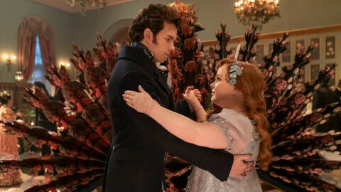 Luke Newton y Nicola Coughlan como Colin Bridgerton y Penelope Featherington en la temporada 3
