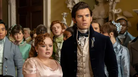 Nicola Coughlan y Luke Newton como Penelope y Colin en la temporada 3 de Los Bridgerton Nicola Coughlan y Luke Newton como Penelope y Colin en la temporada 3 de Los Bridgerton