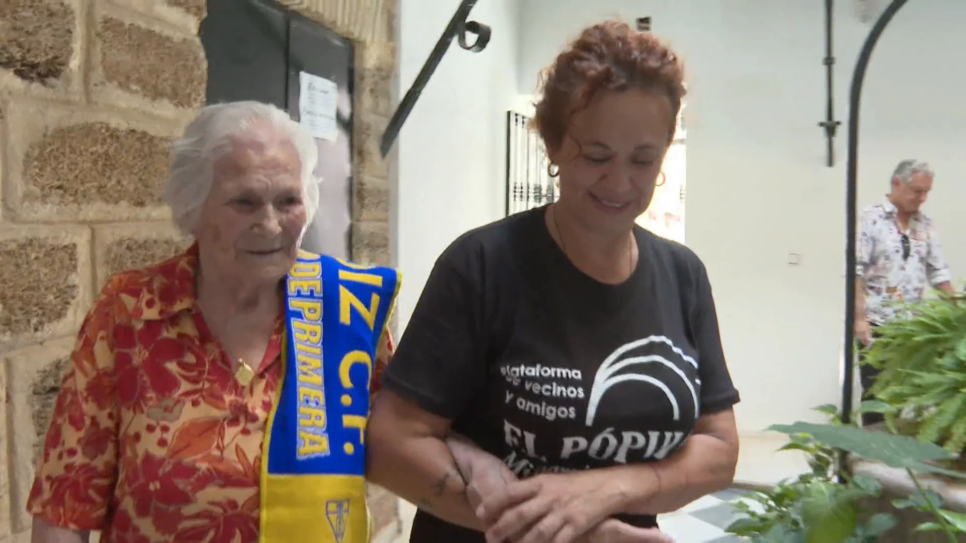 Mar&iacute;a no ser&aacute; desahuciada de su casa gracias al C&aacute;diz CF: "Loca de contenta, ya duermo tranquila"