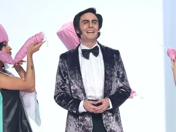 La oda de Juanra Bonet al piropo como Manolo Escobar cantando ‘Qué guapa estás’ La oda de Juanra Bonet al piropo como Manolo Escobar cantando ‘Qué guapa estás’