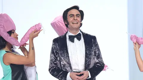 La oda de Juanra Bonet al piropo como Manolo Escobar cantando ‘Qué guapa estás’ La oda de Juanra Bonet al piropo como Manolo Escobar cantando ‘Qué guapa estás’
