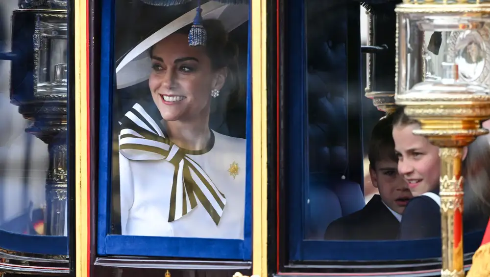 Kate Middleton junto a sus hijos Louis y Charlotte en un carruaje