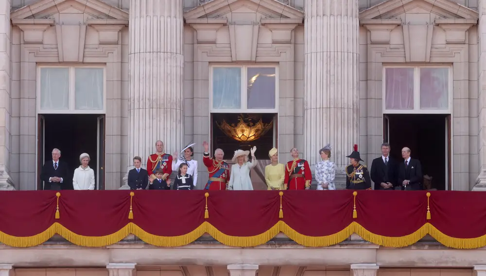 La Familia Real británica saludando en el Palacio de Buckingham durante el Trooping the Colour