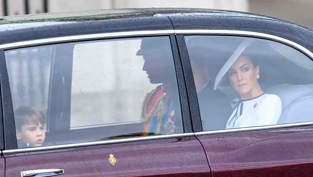 Kate Middleton junto al príncipe Guillermo y sus hijos Louis y George a su llegada al Trooping the Colour