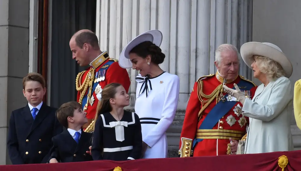 Los príncipes Guillermo y Kate Middleton junto a sus hijos George, Louis y Charlotte, y los reyes Carlos III y Camilla