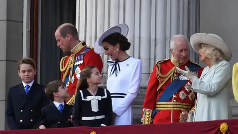 Los príncipes Guillermo y Kate Middleton junto a sus hijos George, Louis y Charlotte, y los reyes Carlos III y Camilla Los príncipes Guillermo y Kate Middleton junto a sus hijos George, Louis y Charlotte, y los reyes Carlos III y Camilla
