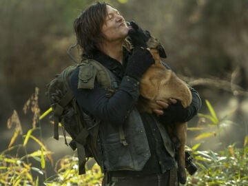 Norman Reedus en The Walking Dead con su perro