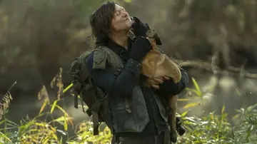 Norman Reedus en The Walking Dead con su perro