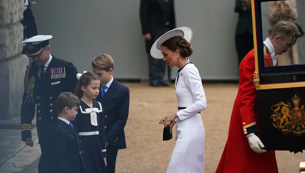 Kate Middleton con sus hijos George, Charlotte y Louis llegando al Palacio de Buckingham