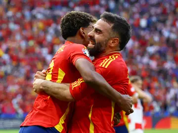 El abrazo de Carvajal y Lamine Yamal El abrazo de Carvajal y Lamine Yamal