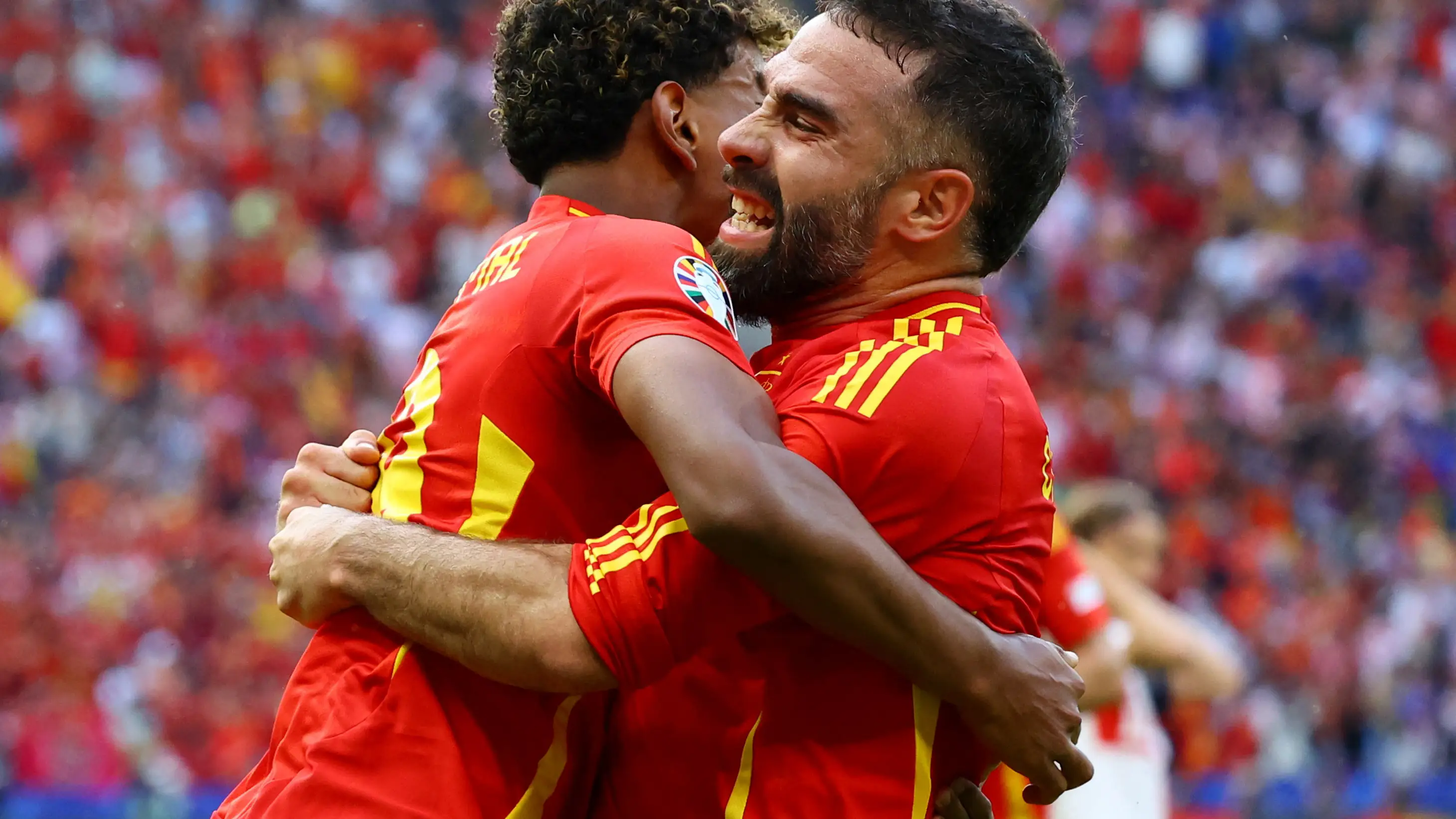 El abrazo de Carvajal y Lamine Yamal El abrazo de Carvajal y Lamine Yamal