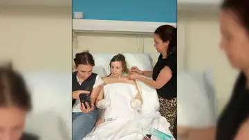 Imagen de Carla en el hospital tras amputarle manos y pies
