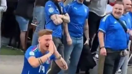 La hinchada de Albania en la Eurocopa provoca a los italianos... ¡partiendo espaguetis! La hinchada de Albania en la Eurocopa provoca a los italianos... ¡partiendo espaguetis!