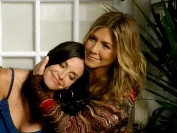 Jennifer Aniston y Courteney Cox en la serie Cougar Town Jennifer Aniston y Courteney Cox en la serie Cougar Town