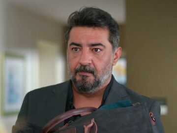 En el &uacute;ltimo cap&iacute;tulo de Hermanos: &Uuml;mutcan vuelve a casa con su familia y Nebahat echa a Akif de su vida