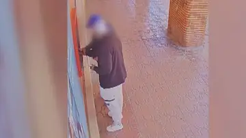 Un ladrón robando a un anciano en el cajero