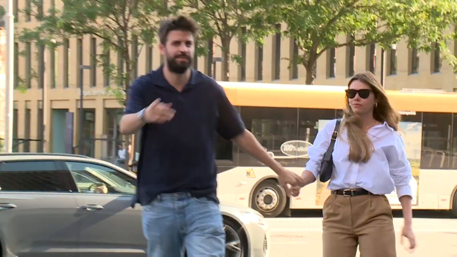 Clara Chía acude a los juzgados junto a Piqué para su juicio contra un paparazzi que le acosaba