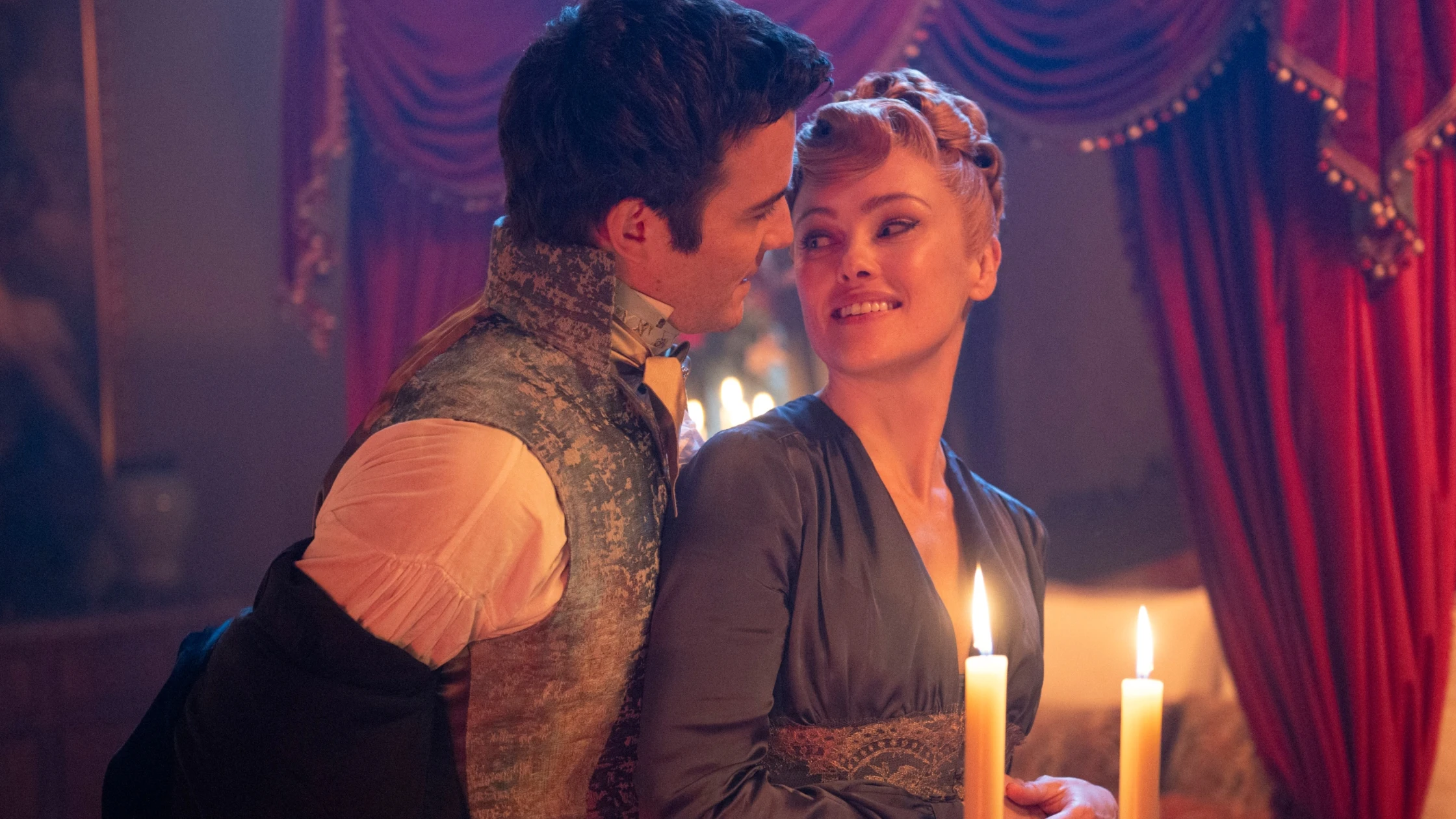 Luke Thompson y Hannah New como Benedict y Lady Tilleyen en la temporada 3 de Los Bridgerton Luke Thompson y Hannah New como Benedict y Lady Tilleyen en la temporada 3 de Los Bridgerton