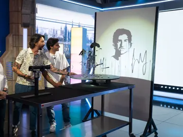 ¡Ver para creer! Marron trae a El Hormiguero un experimento que aúna ciencia y arte en honor a Carlos Sainz ¡Ver para creer! Marron trae a El Hormiguero un experimento que aúna ciencia y arte en honor a Carlos Sainz