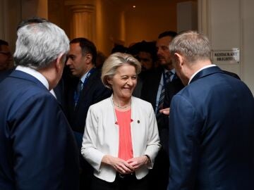 Antonio Tajani, con Ursula von der Leyen en la cumbre en Bruselas