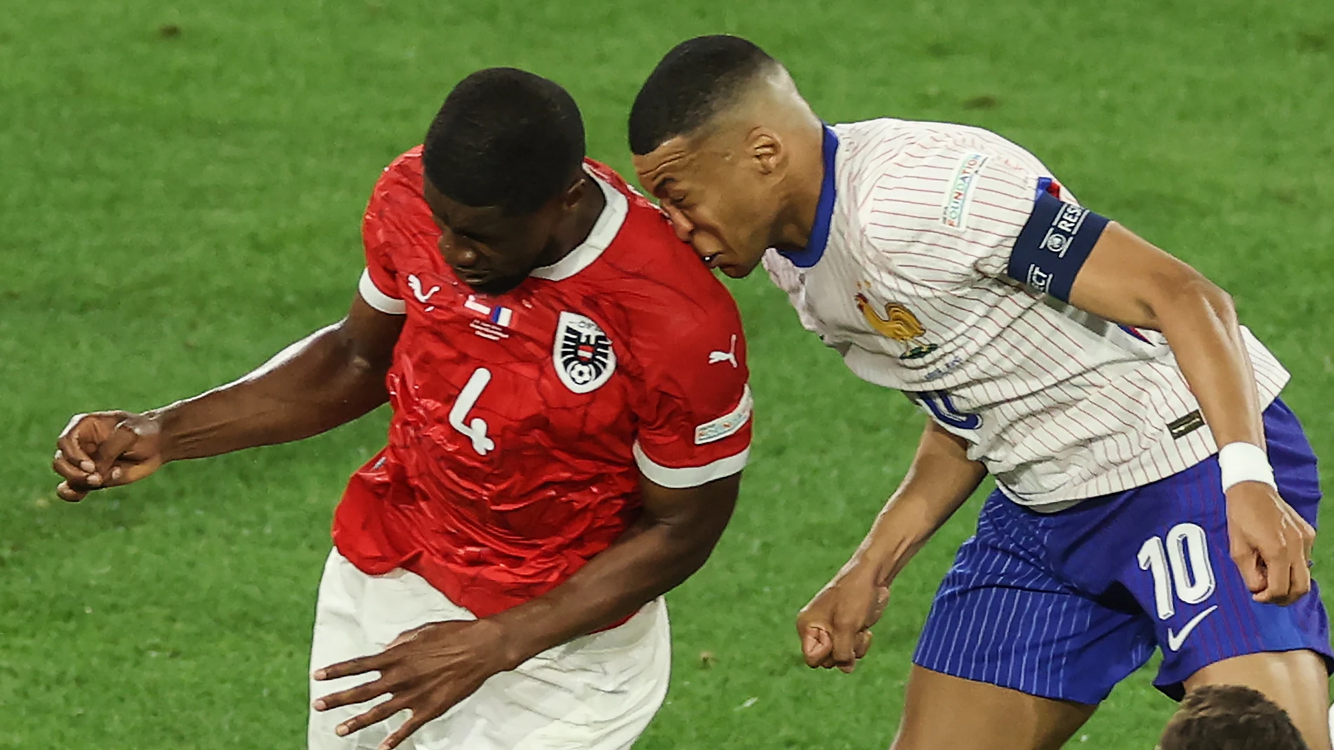 Momento en el que Kylian Mbappé se fractura la nariz ante Austria en la Eurocopa 2024 Momento en el que Kylian Mbappé se fractura la nariz ante Austria en la Eurocopa 2024