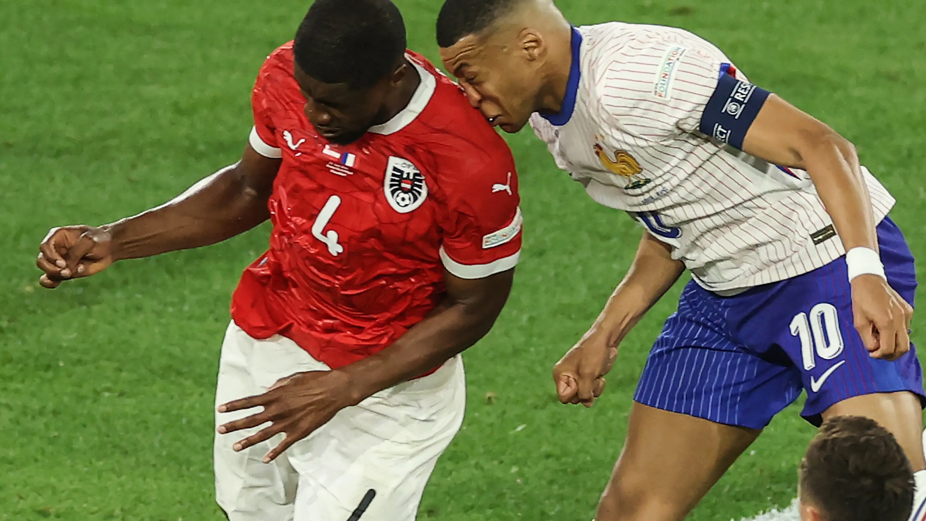 Momento en el que Kylian Mbapp&eacute; se fractura la nariz ante Austria en la Eurocopa 2024