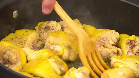 Salpimienta los trozos de pollo, introdúcelos en la tartera y dóralos bien Salpimienta los trozos de pollo, introdúcelos en la tartera y dóralos bien