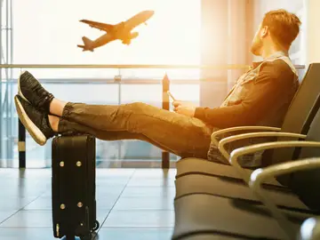 Un hombre espera en el aeropuerto Un hombre espera en el aeropuerto