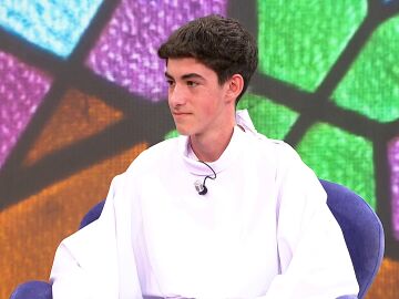 Emilio tiene clara su vocación de sacerdote con solo 16 años: "De pequeño ya jugaba a dar misas"