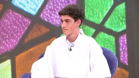 Emilio tiene clara su vocación de sacerdote con solo 16 años: "De pequeño ya jugaba a dar misas"