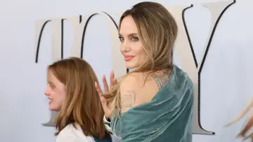 Angelina Jolie en los Premios Tony con su hija Vivienne