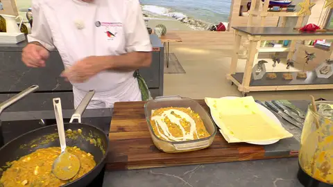 Cúbrelas con la mitad del relleno y un poco de bechamel Cúbrelas con la mitad del relleno y un poco de bechamel