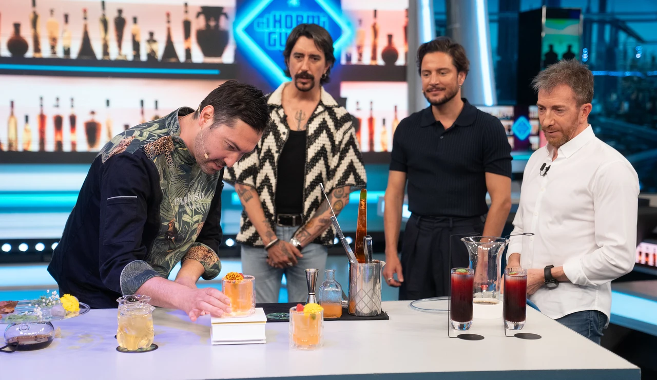 ¡La ciencia aplicada a la coctelería! Un barman sorprende a Manuel Carrasco con sus cuatro especialidades