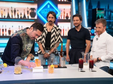 ¡La ciencia aplicada a la coctelería! Un barman sorprende a Manuel Carrasco con sus cuatro especialidades