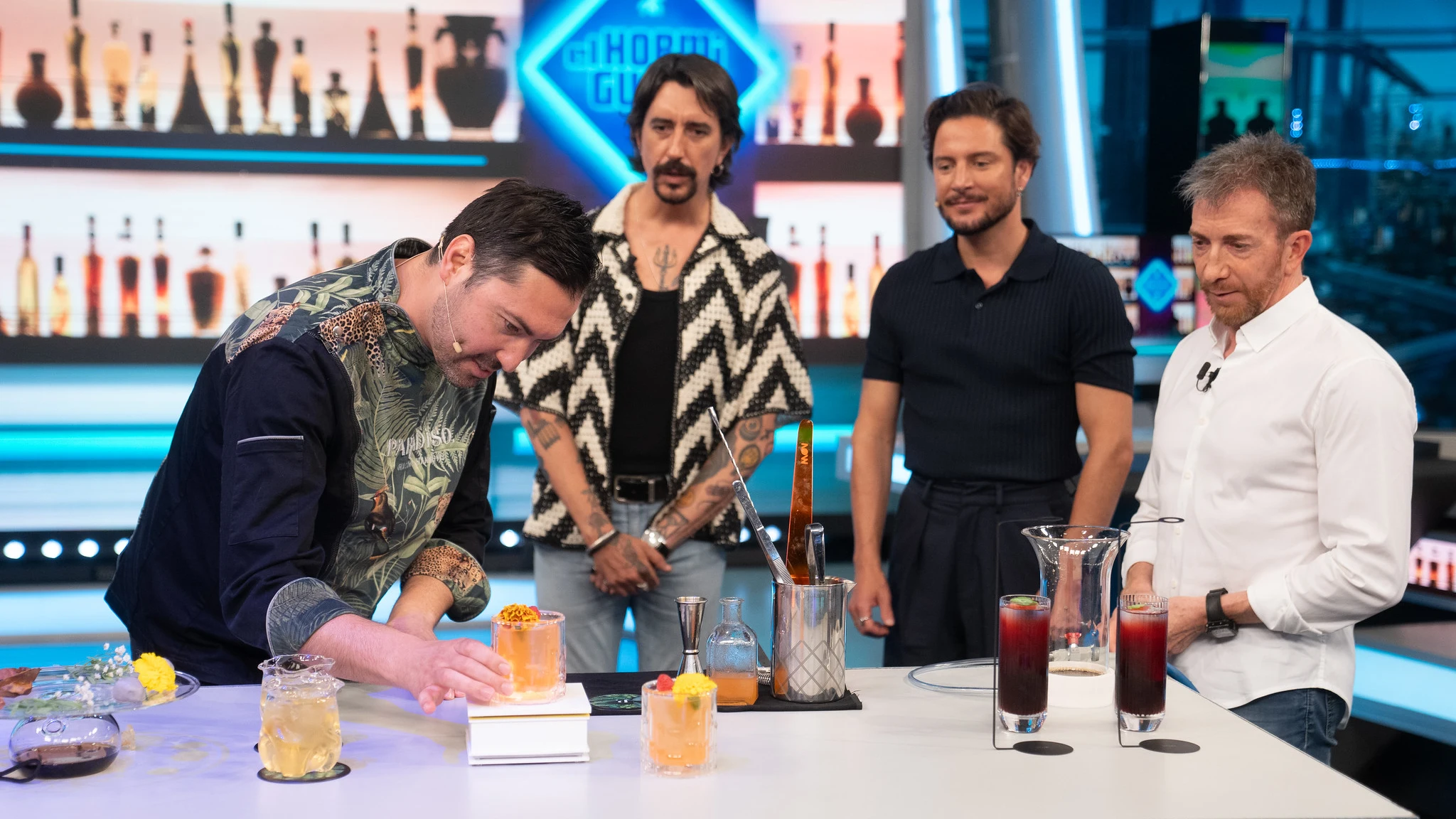 ¡La ciencia aplicada a la coctelería! Un barman sorprende a Manuel Carrasco con sus cuatro especialidades ¡La ciencia aplicada a la coctelería! Un barman sorprende a Manuel Carrasco con sus cuatro especialidades