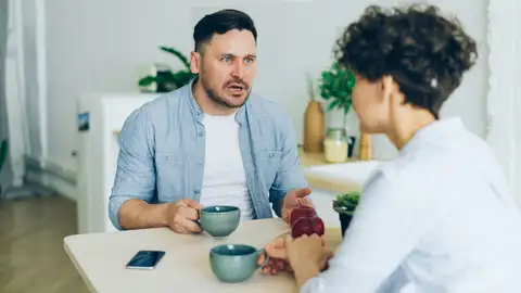 Una pareja discute Una pareja discute
