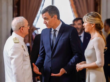 Pedro Sánchez y Begoña Gómez con el jefe de Estado Mayor de la Defensa