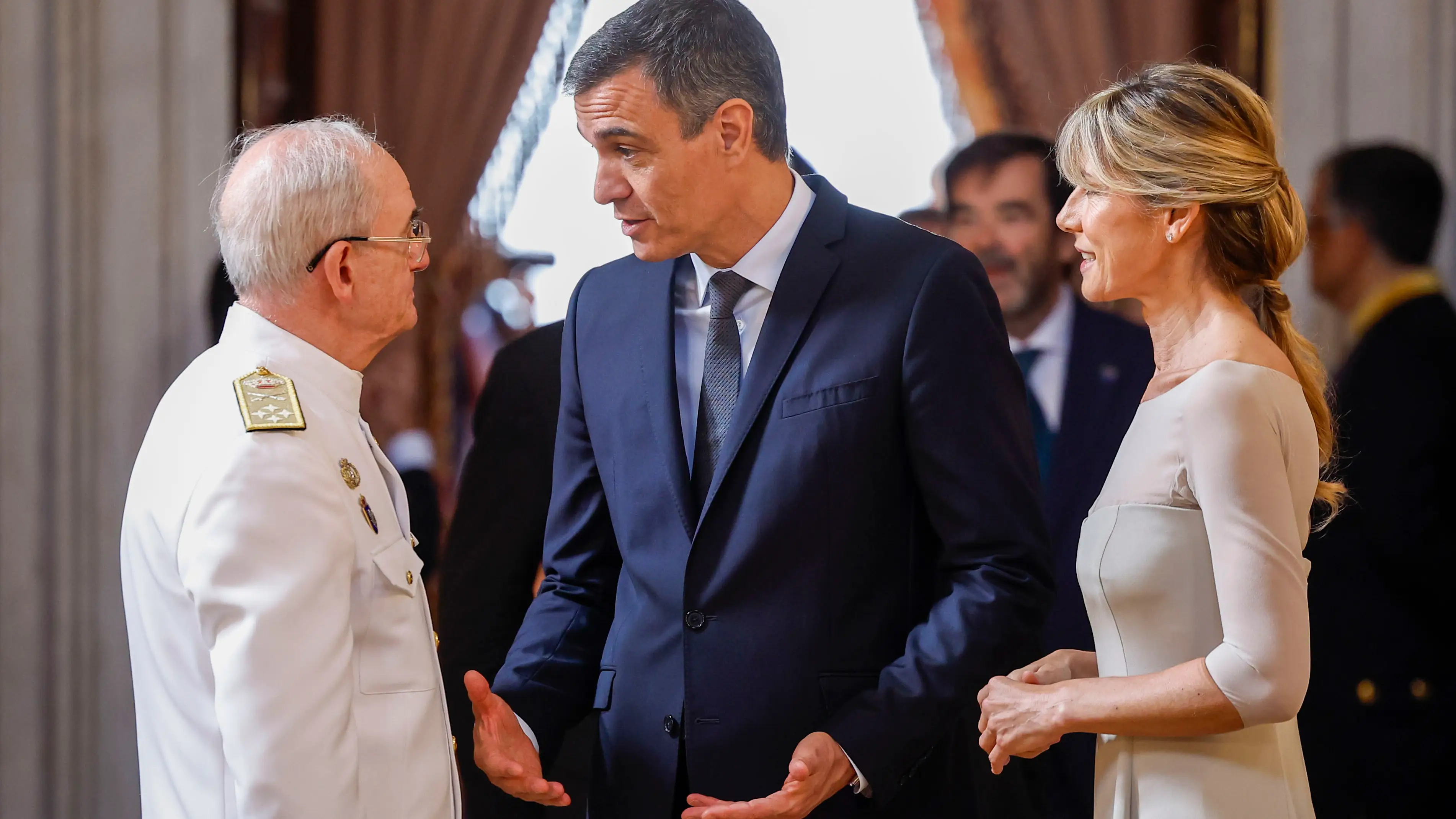 Pedro Sánchez y Begoña Gómez con el jefe de Estado Mayor de la Defensa Pedro Sánchez y Begoña Gómez con el jefe de Estado Mayor de la Defensa