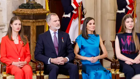 Los Reyes y sus hijas en el 10º aniversario de su reinado Los Reyes y sus hijas en el 10º aniversario de su reinado