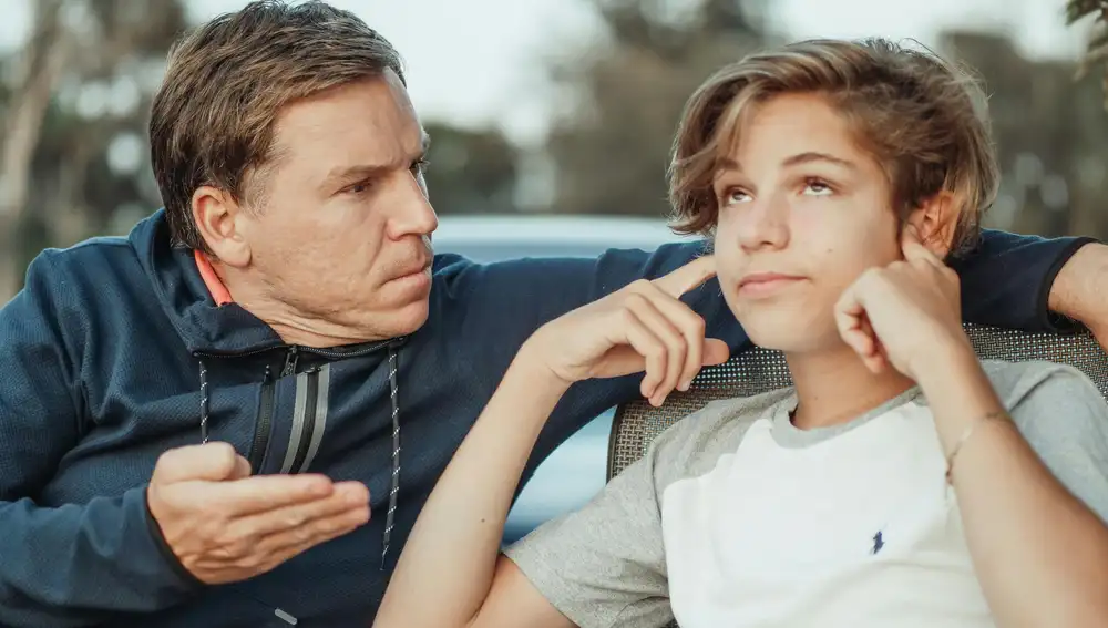 Un padre con su hijo adolescente, que no quiere escuchar